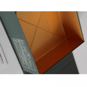 flad pakning på den ene side foldede papkasse