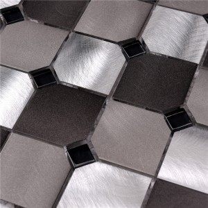 Fliser i glas og Alu-mosaikhus foran væg