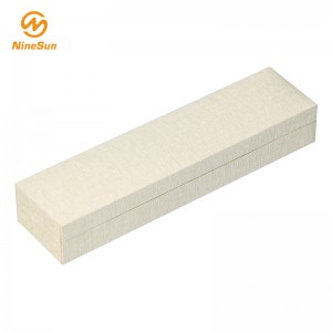 Pen og æske med mælk og grøn farve