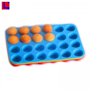 Silikone kageformer i høj kvalitet, der er produceret af injektionsforme af en gummi-støbemaskine