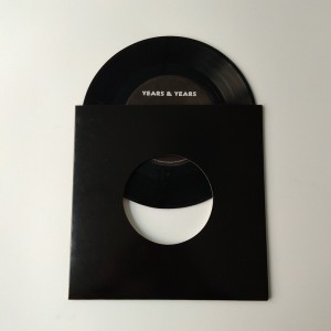 7 tommer 45 omdr./min. 350 gsm brun papjakke med hul