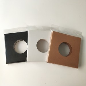 7 tommer 45 omdr./min. 350 gsm brun papjakke med hul