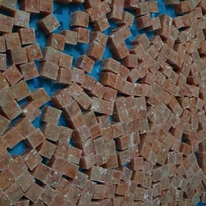 Frosset lyserød laksekube