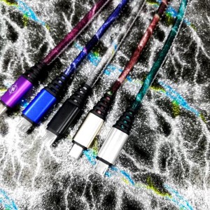 Skinnende PU-læder Hurtigopladning Rundt aluminiumshus USB-kabel til micro USB, Type C, iPhone lynopladning og synkronisering