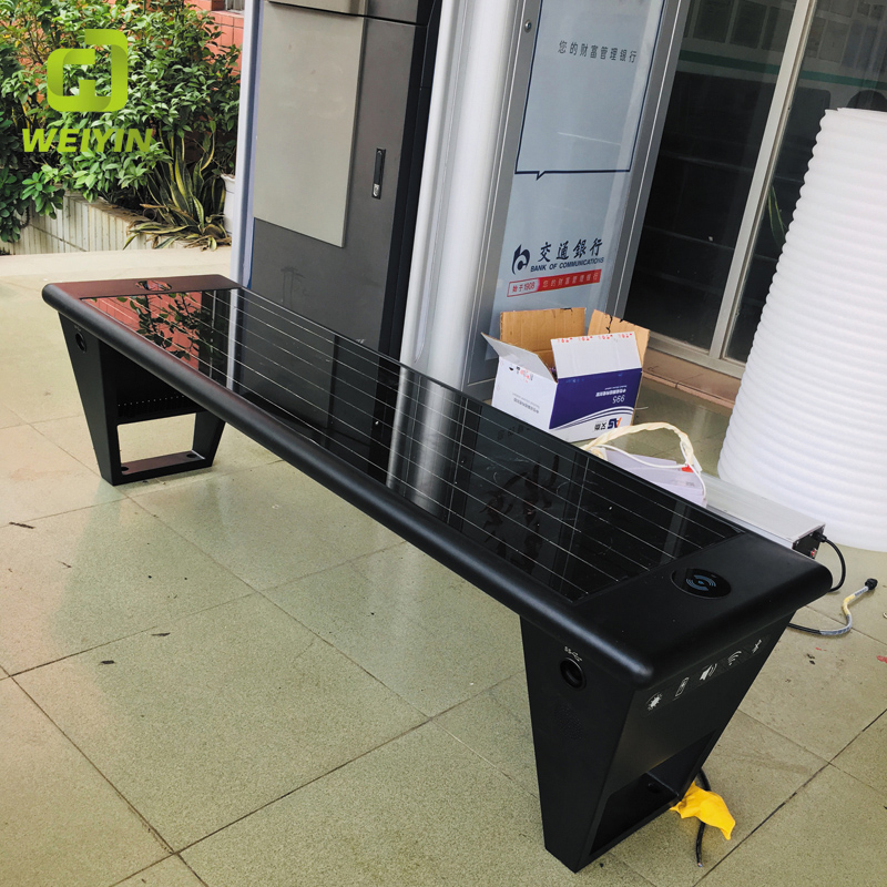 Smart solcelledrevet udendørs gademøbler til opladning af mobiltelefoner