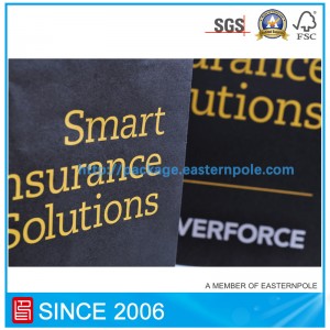 Sort papirpose med foliestemplingslogo