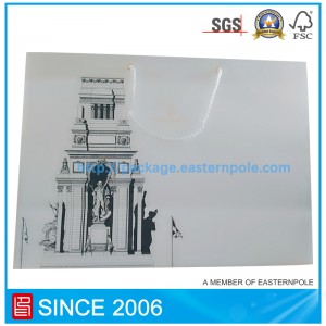 Hvid kraftpapirpose til tøj