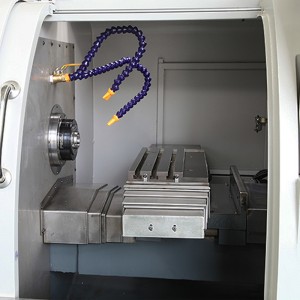 Med 2 stk indsamles chuck metal vandret cnc drejebænk et år efter salgstjeneste