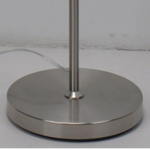 Gulvlampe med skygge af linnestof