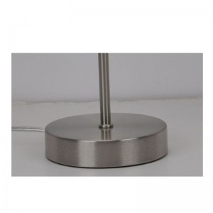 Moderne bordlampe med laserskåret skygge