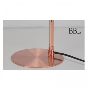 Bordlampe med metalskærm og juster funktion