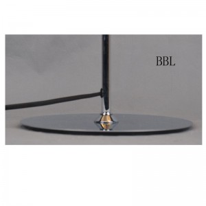 Bordlampe med metalskærm og flad bund