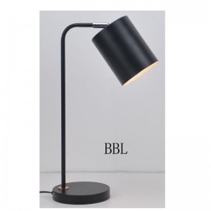 Bordlampe med metalskærm og juster skyggefunktion