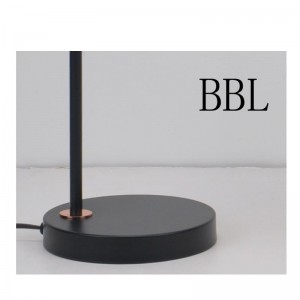 Bordlampe med metalskærm og juster skyggefunktion