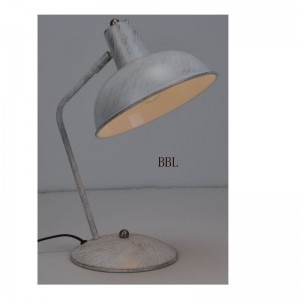 Bordlampe med justering af metalskygge og hvidbørstet guld