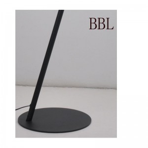 LED gulvlampe med metalskærm