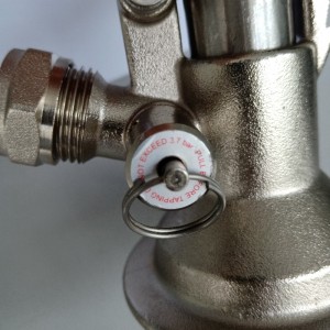 Ølfadekobler med aflastningsventil