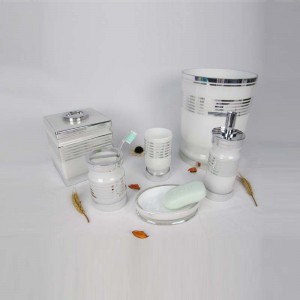 Elegant hvid med sølvlinie badeværelse i glas