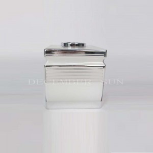 Elegant hvid med sølvlinie badeværelse i glas