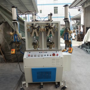 Skofremstillingsmaskine med to koldt og to-varm bagpart