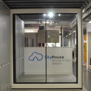 Smal ramme skydedør