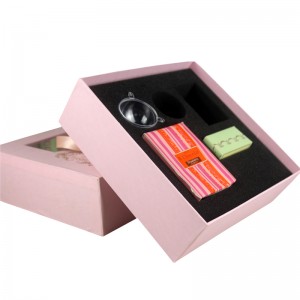 Elegance muleboks viser et komplet sæt gavetefoder med en gaveæske til hånden