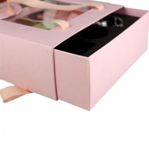 Elegance muleboks viser et komplet sæt gavetefoder med en gaveæske til hånden