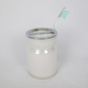 Lys badeværelsessæt i lyst glas