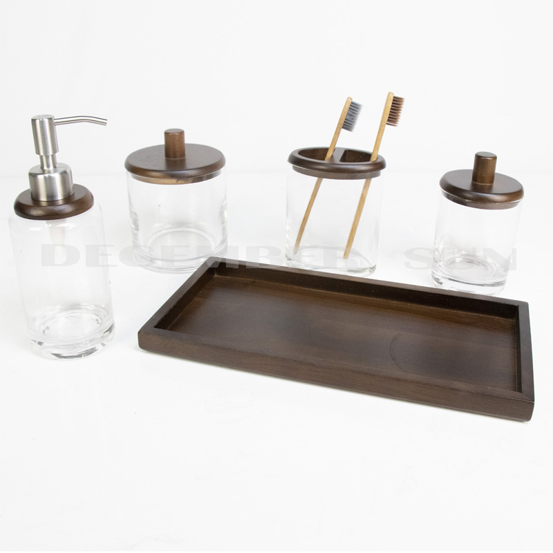 Klart glas med badeværelsessæt af trædele