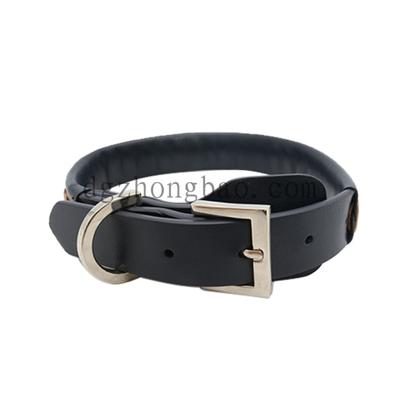 Sort læder- og håndstikning af krave til hunde