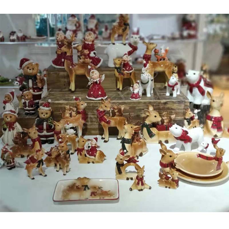 Bred vifte af keramiske håndmalerier af juledekorationer