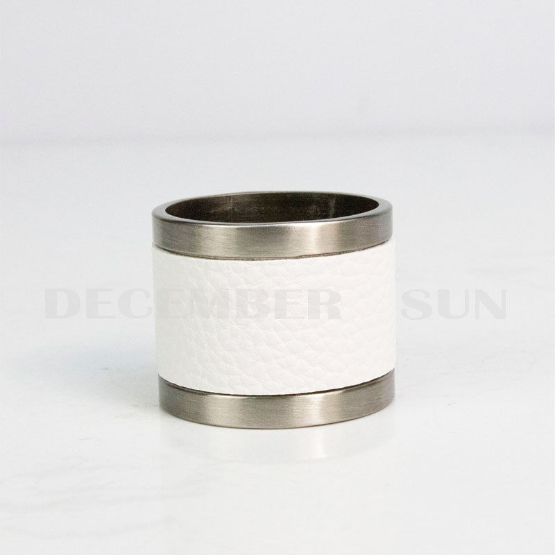 Smuk farve metal og læder servietring