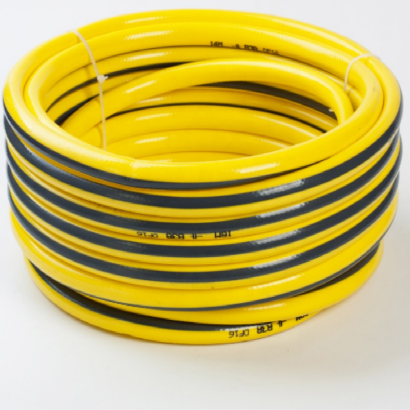 Farverig fleksibel fiberflettet armeringsvæske i plastvands haven vand