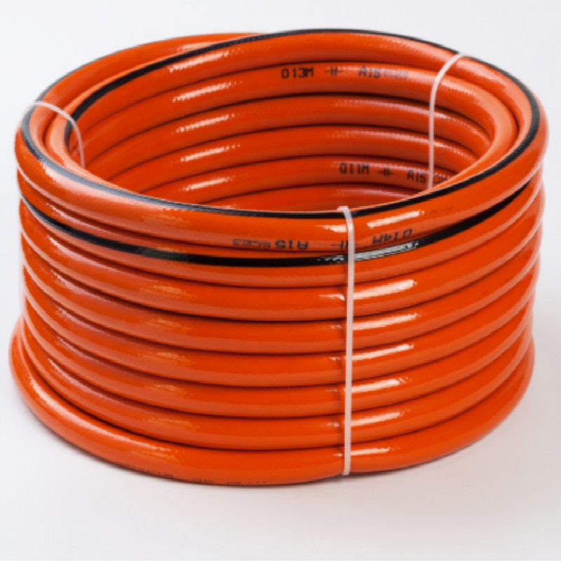 Farverig fleksibel fiberflettet armeringsvæske i plastvands haven vand