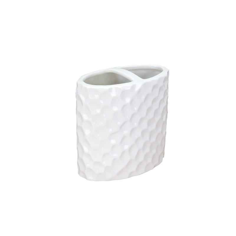 Hvidt keramisk ansigtsskåret badeværelsestilbehørssæt