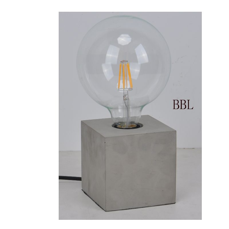 Bordlampe med firkantet betonfod