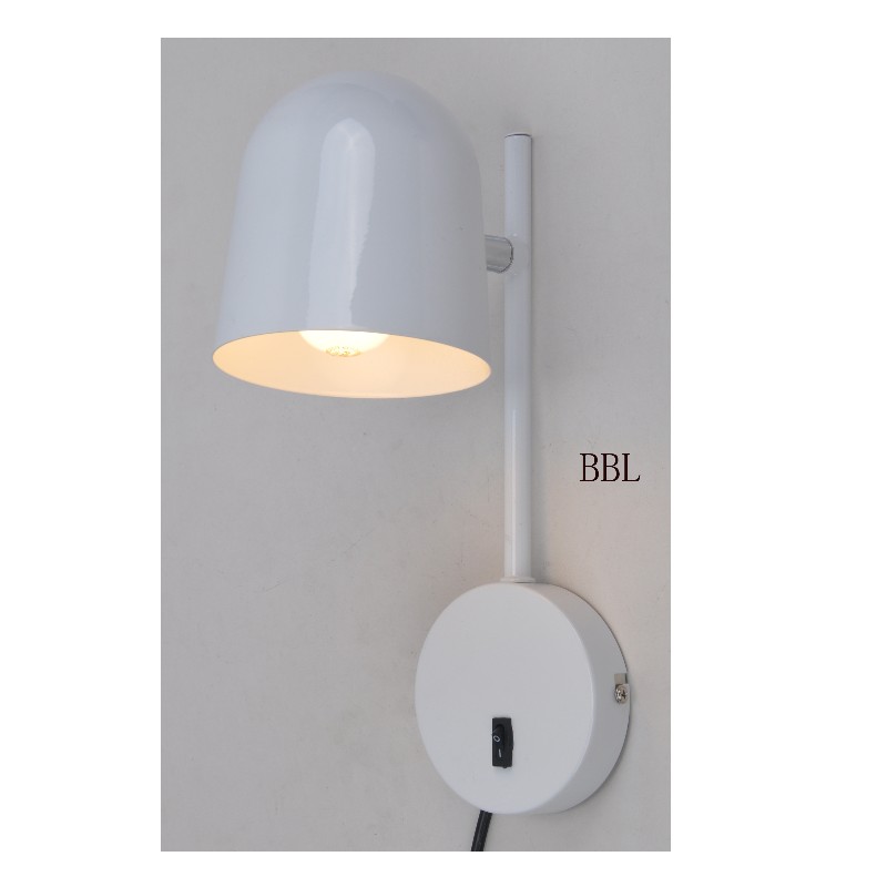 Væglampe med drejelig metalskærm