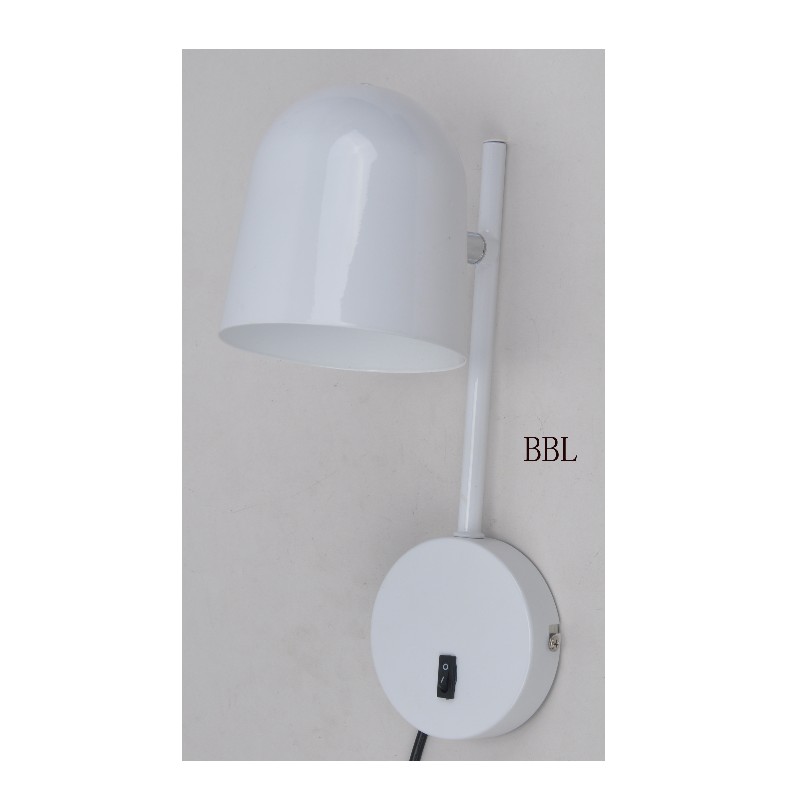 Væglampe med drejelig metalskærm