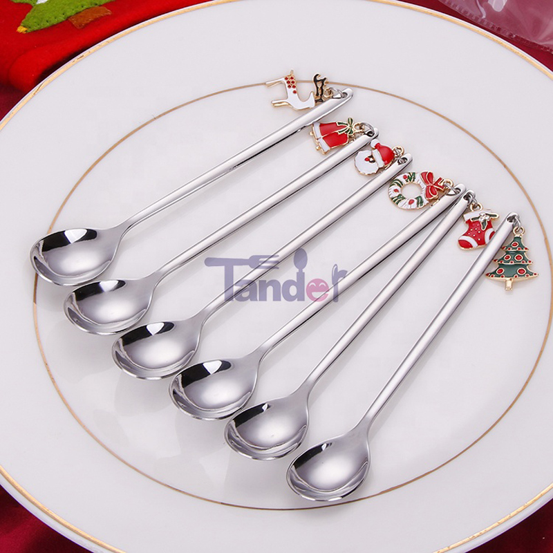 Juletrækkestrømper dekorere rustfrit stål te ske med juleskeen.