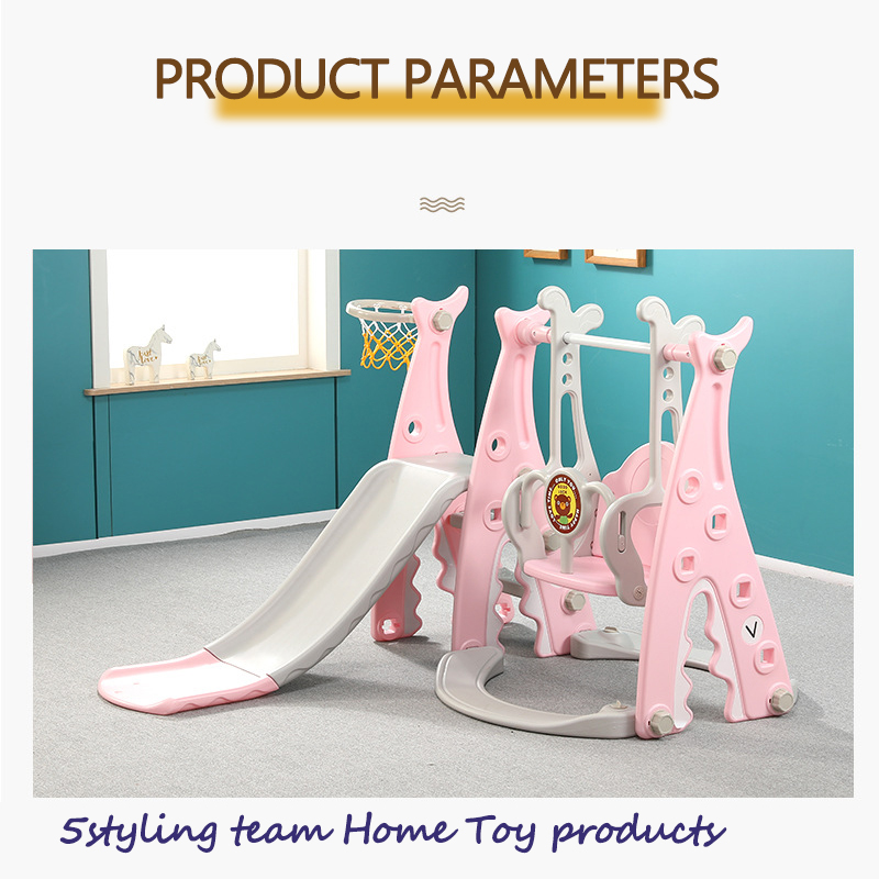 Børns lysbillede og svingkombination indendørs lille forlystelsespark tre i en børnehave børnes glideskydning