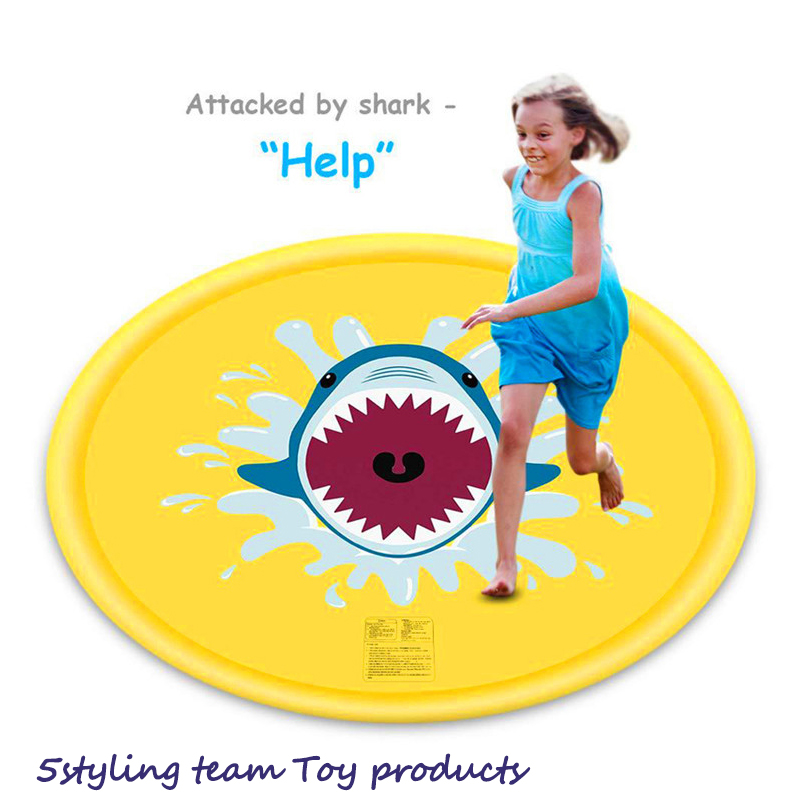 Vandspraymåt udendørs græsplænemåtter børn, der leger med vandblegetøjet Delfinvand spraymåt surfing regnbuevandsplade