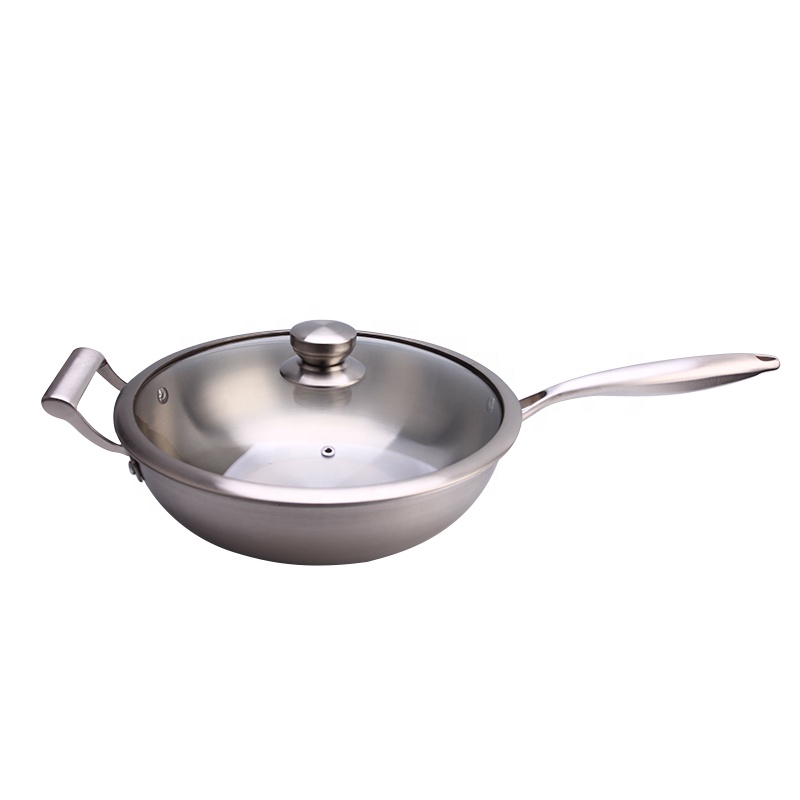 wok af rustfrit stål med synlig låg lås og håndtag