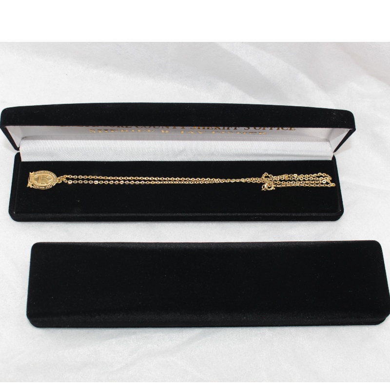 D-11 brugerdefineret engros sort fløjlkasse til badge & halskæde