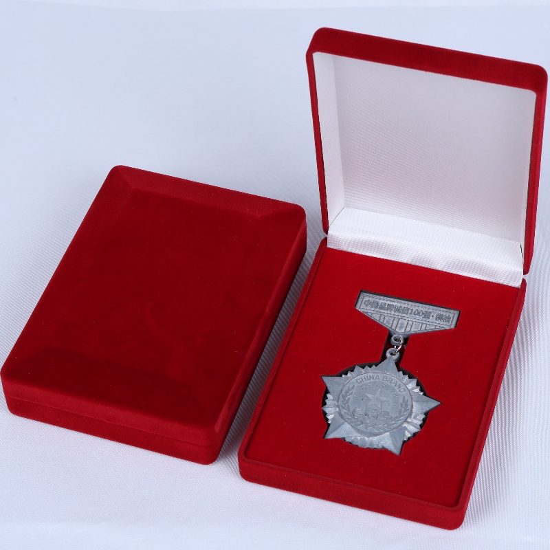 D-15 specialfremstillet engroshandel med sort og rød fløjlsæske til mønter, halskæder og medaljer