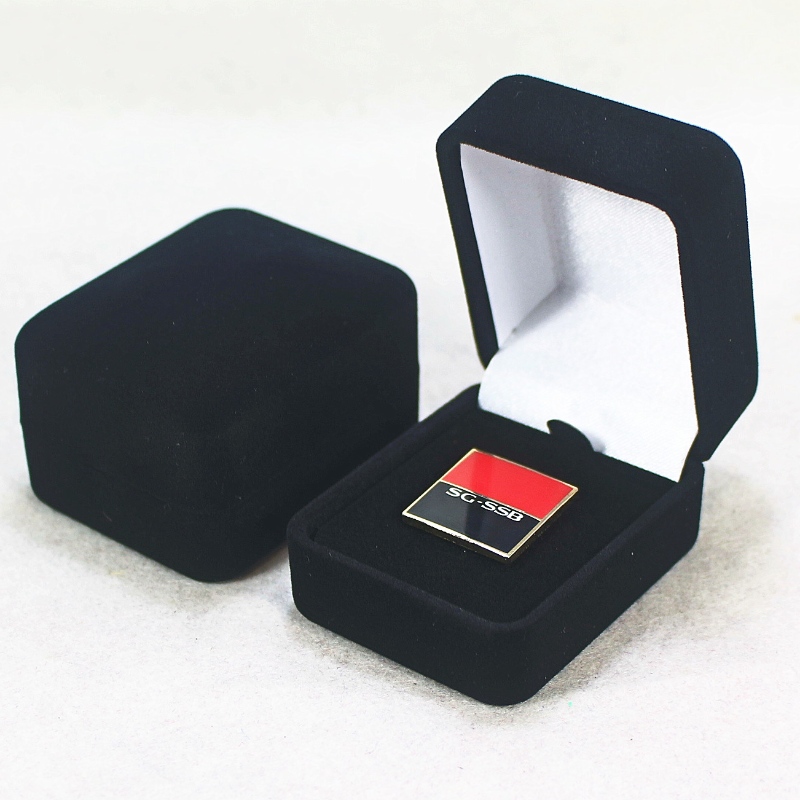 Vare F-20 rundformet fløjlsboks til ring, badge eller mønt, mm. 45 * 55 * 38, vægt ca. 32 g