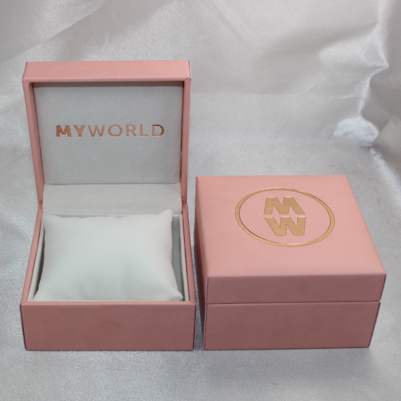 Vare V-05 firkantet kunstlæderpapir æske til ur. mm. 100 * 100 * 60, vægt ca. 194 g