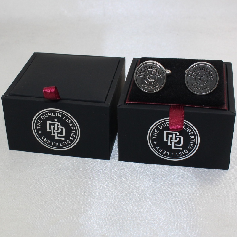 Vare V-20S firkantet PU læderboks til manchetknapper mm mm. 65 * 65 * 38, vægt ca. 62 g