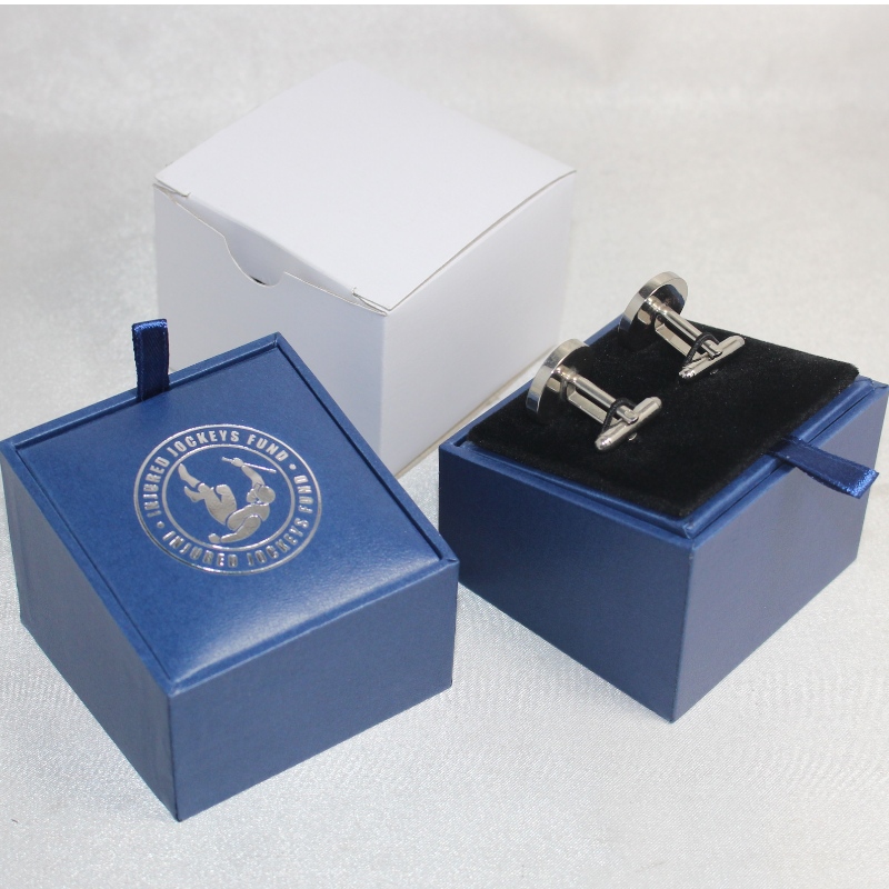 Vare V-20X firkantet PU læderboks til parbindeklemmer eller par manchetknapper osv. Mm. 64 * 64 * 50, vægt ca. 64 g