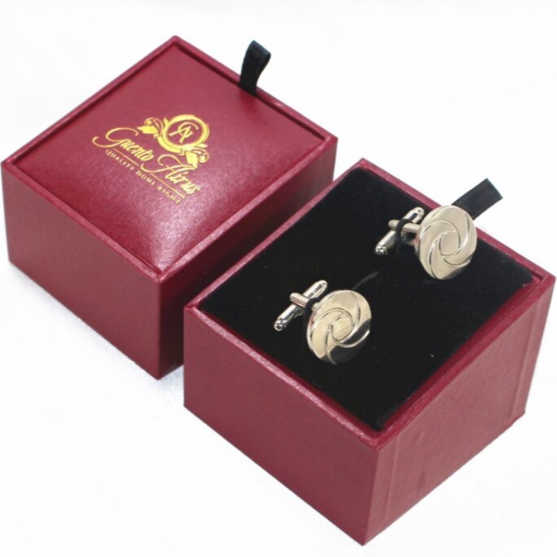 Vare V-20X firkantet PU læderboks til parbindeklemmer eller par manchetknapper osv. Mm. 64 * 64 * 50, vægt ca. 64 g