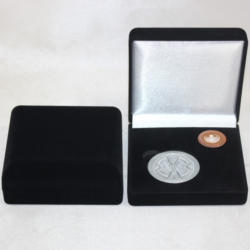 Vare D-33L rund form fløjlkasse til mønt, medalje og badge, mm. 100 * 100 * 39mm, vægt ca. 96g